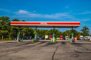 Augusta, Ga / USA - 07 04 20: Bir dizel benzin pompa istasyonu