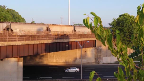 Bir Tren Aşağıdaki Otoyolda Trafiği Olan Bir Köprüden Geçer — Stok video