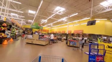 7.25.20 Centerville Ga Walmart çalışanı çalışırken maske takıyor.