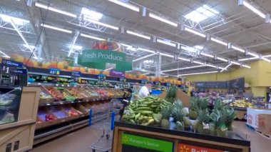 7.25.20 Centerville Ga kalabalığı Walmart 'ta üretim bölümünde maske takıyor.