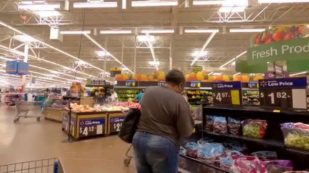 Centerville Lady Masce Twarzy Starannie Wybiera Produkt Dziale Produktów Walmart — Wideo stockowe
