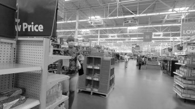 Centerville, Ga / USA - 07: 25 20: Walmart 'ta siyah-beyaz salgın sırasında yüz maskesi takan müşteri