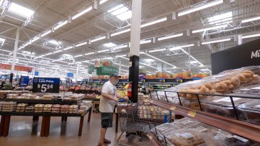 Centerville, Ga / USA - 07: 25 20: Sunbae Walmart 'ın üretim bölümünde maske takıyor