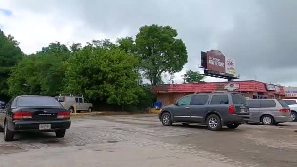 Dekalb County, Ga / USA - 07 07 20 : Conduire à travers une place urbaine avec des gens et des bâtiments — Video