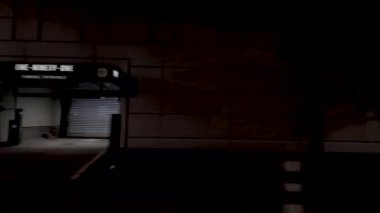 Atlanta 'da gece 7.13.20' de siyah-beyaz, ürkütücü bir sokakta araba sürüyorum.