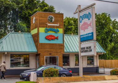 Decatur, Ga / USA - 07: 07 07: 20: Bir kişi ve arabalarla birlikte kentsel bir Başkomiser D 'nin görüntüsü