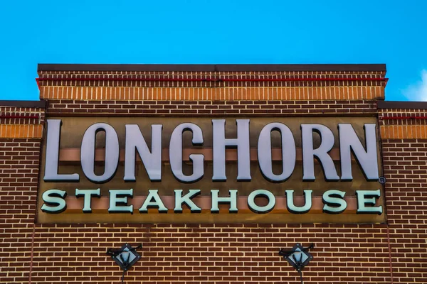 Conyers, Ga / USA - 07: 27 20: Mavi gökyüzü ve bulutlu LongHorn Et Lokantası tabelası