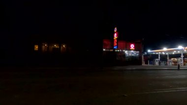 7.14.20 Atlanta Ga Urban sahnesi Atlanta şehir merkezinde gece yarısı K Çemberi manzarası ve yanıp sönen ışık