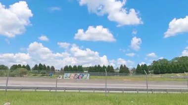 7.27.20 Conyers Ga Trafiği bir çitin içinden otoyol manzarasında yavaş çekimde