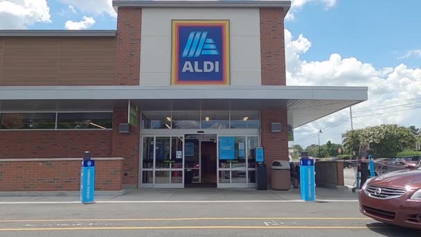 Коніри Aldi Працівник Тримає Вхід Чистим Під Час Пандемії Конід — стокове відео