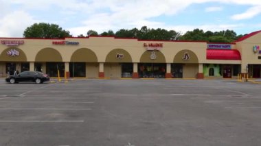 7.29.20 Dekalb County Ga Pan Jimmy Carter BLVD 'deki renkli şehir alışveriş merkezinin.