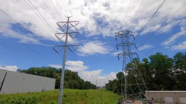 Güç kulelerinin ve gökyüzünün zaman akışı