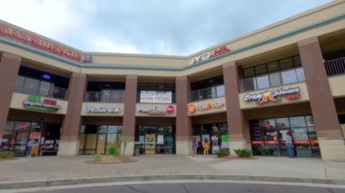 7.29.20 Doraville Ga Plazadaki insanlar covid-19 bağlantılı kapı işaretlerini okudu