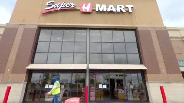Doraville Werknemer Bij Super Mart Draagt Ppe Tijdens Het Werk — Stockvideo