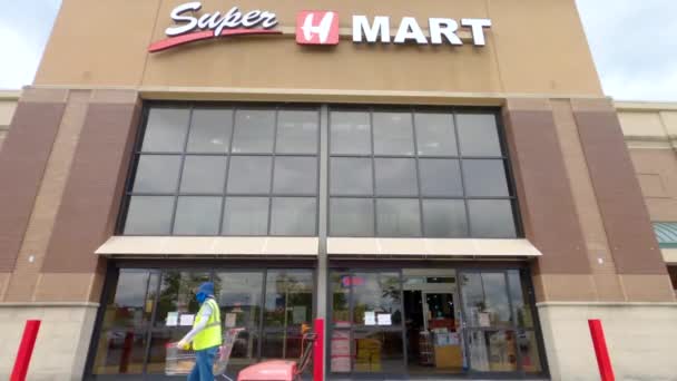 Doraville Şçisi Super Mart Çalışırken Ppe Giyer — Stok video