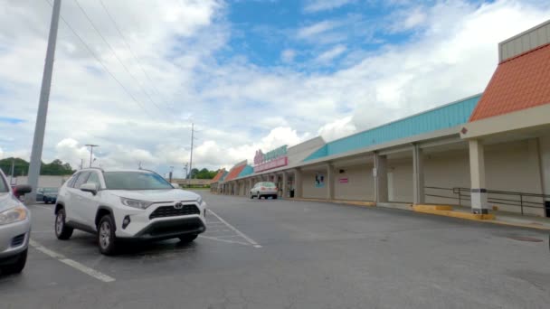 Doraville Άνθρωποι Και Αυτοκίνητα Μπροστά Από Κτίρια Λιανικής Πώλησης — Αρχείο Βίντεο