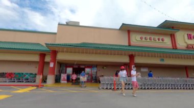 7.29.20 Doraville Ga kalabalığı Asya pazarından yüz maskeleriyle çıkıyorlar.