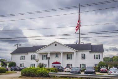 Gwinnett County, Ga / USA - 07 29 20: Beyaz bir bina ve büyük bir Amerikan bayrağı