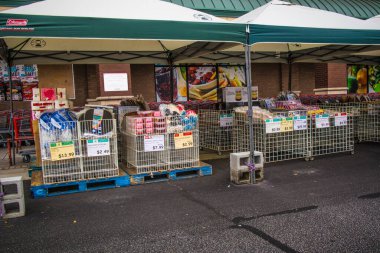 Gwinnett County, Ga / USA - 07: 29 20: Bir perakende mağazasının önünde satılık çöp ve paletler