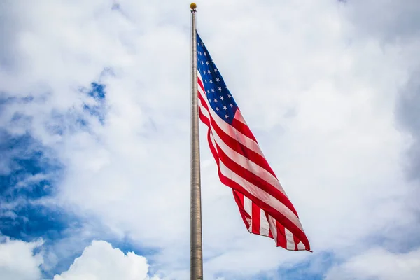 Американский Флаг Фоне Облачного Неба — стоковое фото