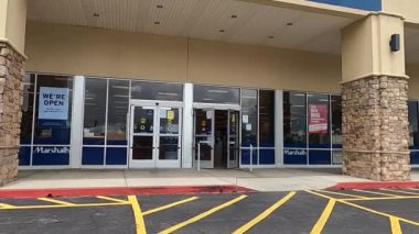 7.6.20 Gwinnett County Ga Lady Marshall 'ın perakende mağazasından çıkarken maske takıyor.