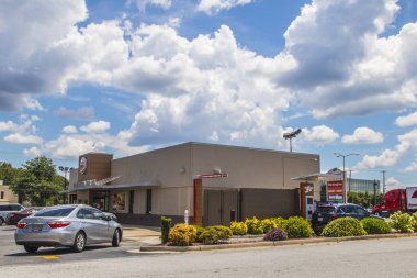 Conyers, Ga / USA - 07 27 20: Burger King restoranında trafik 