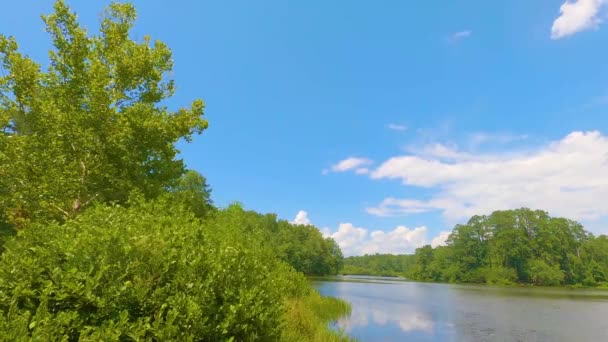 파란만장 하늘을 배경으로 아름다운 흐르는 시간의 — 비디오