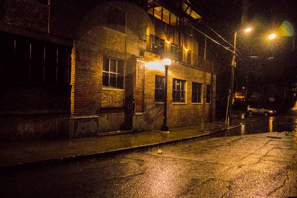 Městská Ulice Cihlové Budovy Dešti Noci Pouličními Světly — Stock fotografie