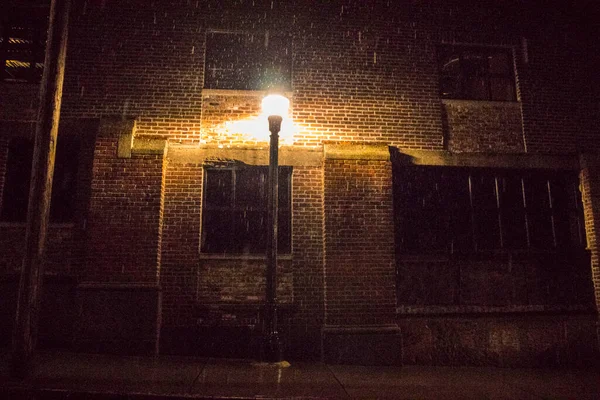 Pouliční Světlo Cihlová Budova Dešti Noci — Stock fotografie