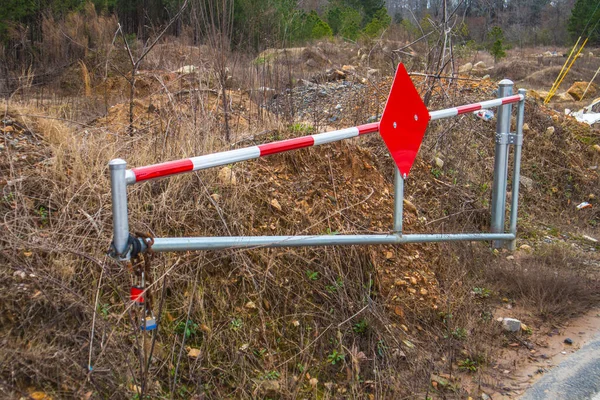 Brama Bezpieczeństwa Czerwonym Znakiem Zamkami Jest Otwarta Opuszczonej Drodze — Zdjęcie stockowe