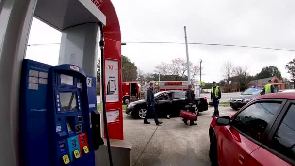 Cops Fireman Gas Station Helping Person — Stock Video