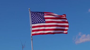 Mavi gökyüzü arka planı olan Amerikan Bayrağı Ağır çekim