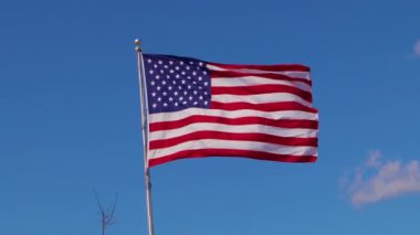 Mavi gökyüzü arka planlı Amerikan Bayrağı