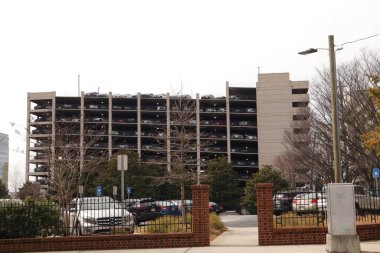 Atlanta, Ga / USA - 02: 25 20: Çam Sokağı tabelası ve kırmızı ışık  