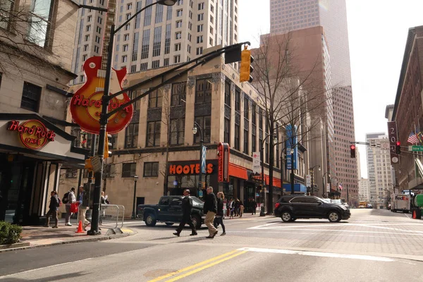 Atlanta Usa View People Walking Downtown Atlanta Hooters Hard Rock — Stock Photo, Image