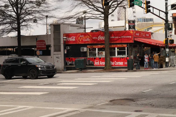 Atlanta Usa Pessoas Saindo Uma Esquina Por Restaurante Fast Food — Fotografia de Stock