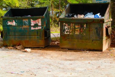 Augusta, Ga / USA - 10 10 10: 20: Kırsal kesimdeki yolda iki çöp bidonu 