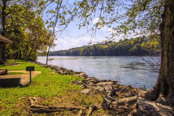 Utsikt Över Floden Från Picknickplats Solig Vacker Dag — Stockfoto