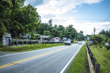 Helen, Ga / USA - 08 08: 20: Kasabaya giden yol kenarı bit pazarları 