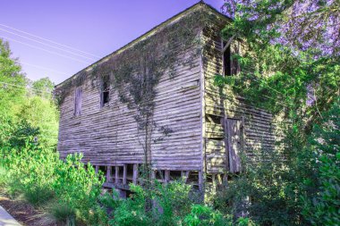 Appling, Ga / USA - 10 14 20: Eski terk edilmiş bina arka köşe manzarası