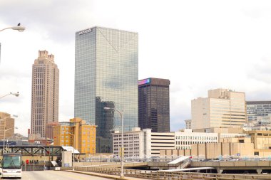 Atlanta, Ga / USA - 02: 25: 20 Bulutlu bir günde Atlanta Georgia şehrinin ufuk çizgisi 