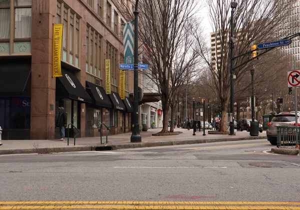 Atlanta Usa Gente Lado Camina Atlanta Con Tráfico Los Edificios —  Fotos de Stock