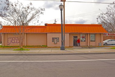 Atlanta, Ga / USA - 02: 25 20: Atlanta şehir merkezindeki bir köprünün altında evsiz bir adam kamp kurdu.  