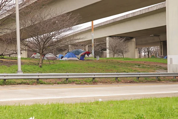 アトランタ ガイン アメリカ アトランタのダウンタウンのすぐ外の橋の下でホームレスの人々がキャンプ — ストック写真