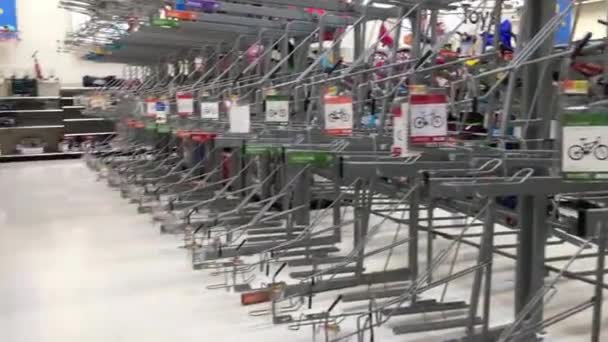 Bastidores Bicicletas Vacíos Walmart Durante Pandemia Covid — Vídeos de Stock