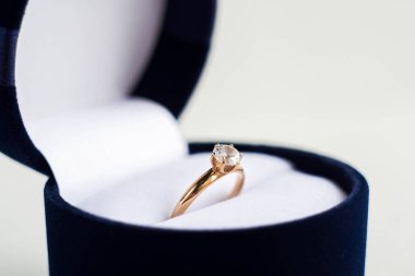 Nişan için değerli taşlı bir yüzük, bir teklif yapıyor, sevgiyi gösteriyor.