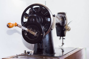 Beyaz arka planda evde eski dikiş makinesi