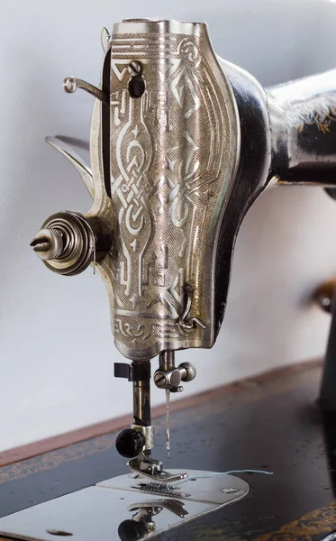 Старая Швейная Машина Крупным Планом — стоковое фото