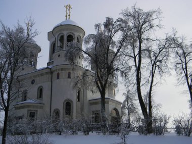 Kışın kilise ve ağaçlar