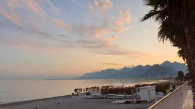 Sahilde güzel bir gün batımı